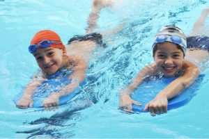 Read more about the article Saúde do bebê e crianças com a natação durante o inverno