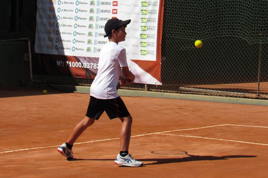 Read more about the article Jogue tênis! Um dos esportes mais completos para a nossa saúde!