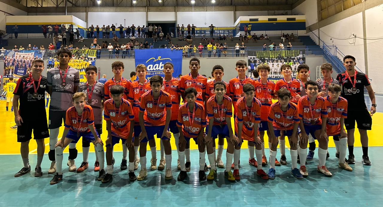 Leia mais sobre o artigo Tropical conquista prata no Sub-14 e bronze no Sub-13 do Campeonato Metropolitano de Futsal 2025