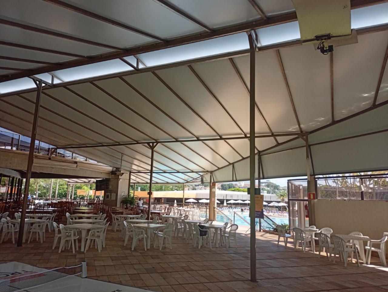 No momento, você está visualizando Troca da Lona da Área do Scotch Bar é Concluída com Sucesso