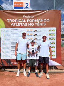 Leia mais sobre o artigo Pedro Nogueira brilha nas quadras e conquista o título da Copa Play Kids