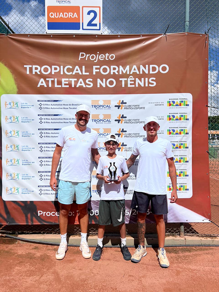 No momento, você está visualizando Pedro Nogueira brilha nas quadras e conquista o título da Copa Play Kids